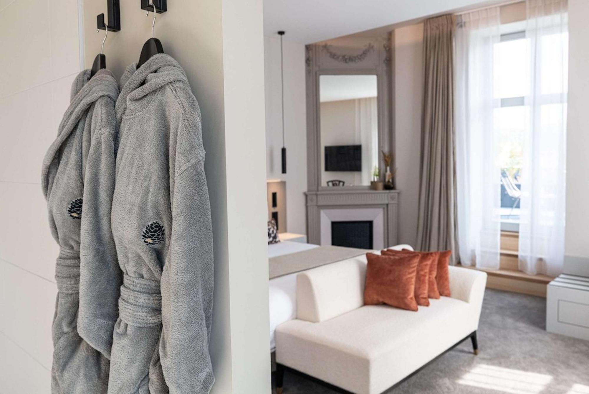 Best Western Premier Le Chapitre Hotel And Spa Ремирмонт Екстериор снимка
